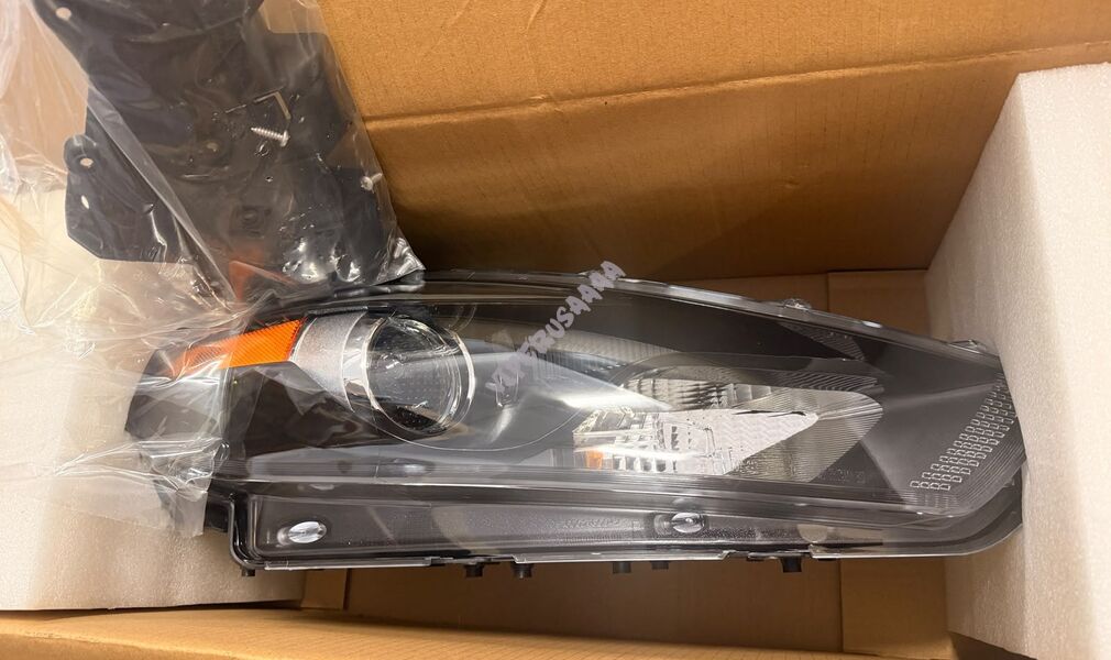 Lampa przednia Prawa Ciemna 68085140AL