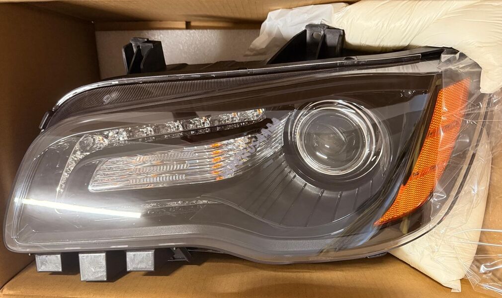 Lampa przednia lewa halogenowa Ciemna 68085417AF