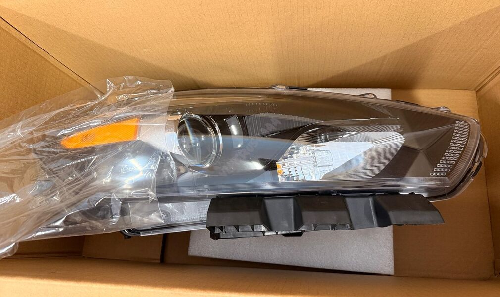 Lampa przednia Prawa Xenon Ciemny 68292808AB
