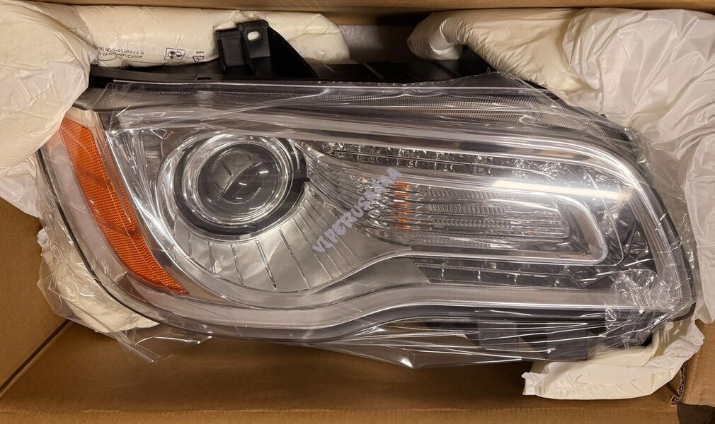 Lampa przednia prawa halogenowa Chrom 68143002AC