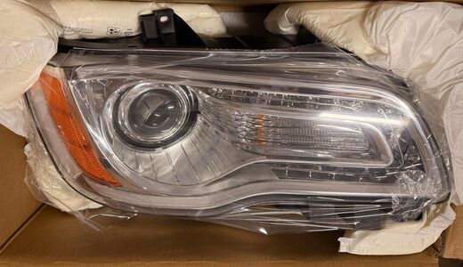 Lampa przednia prawa halogenowa Chrom 68143002AC